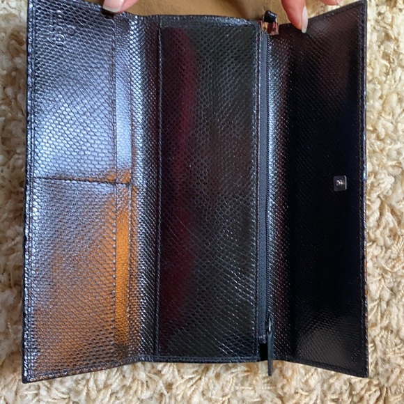 Gucci trifold lizard clutch. In black w/silver hardware/inside gg zip pocket. - Picture 3 of 6